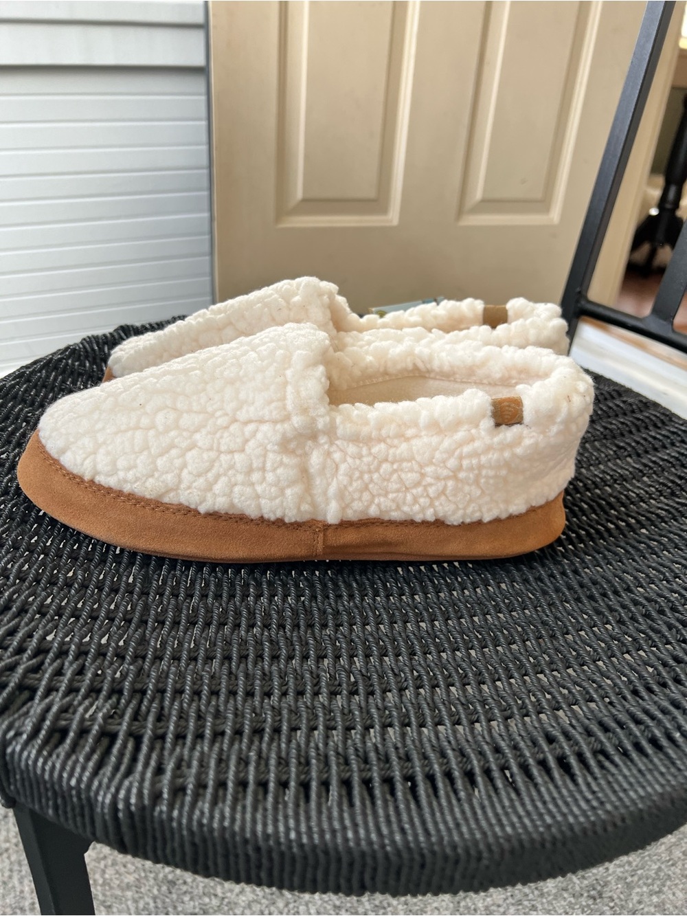 Acorn women’s original
Moccasin slippers in white Sheepskin and suede Size 8-9